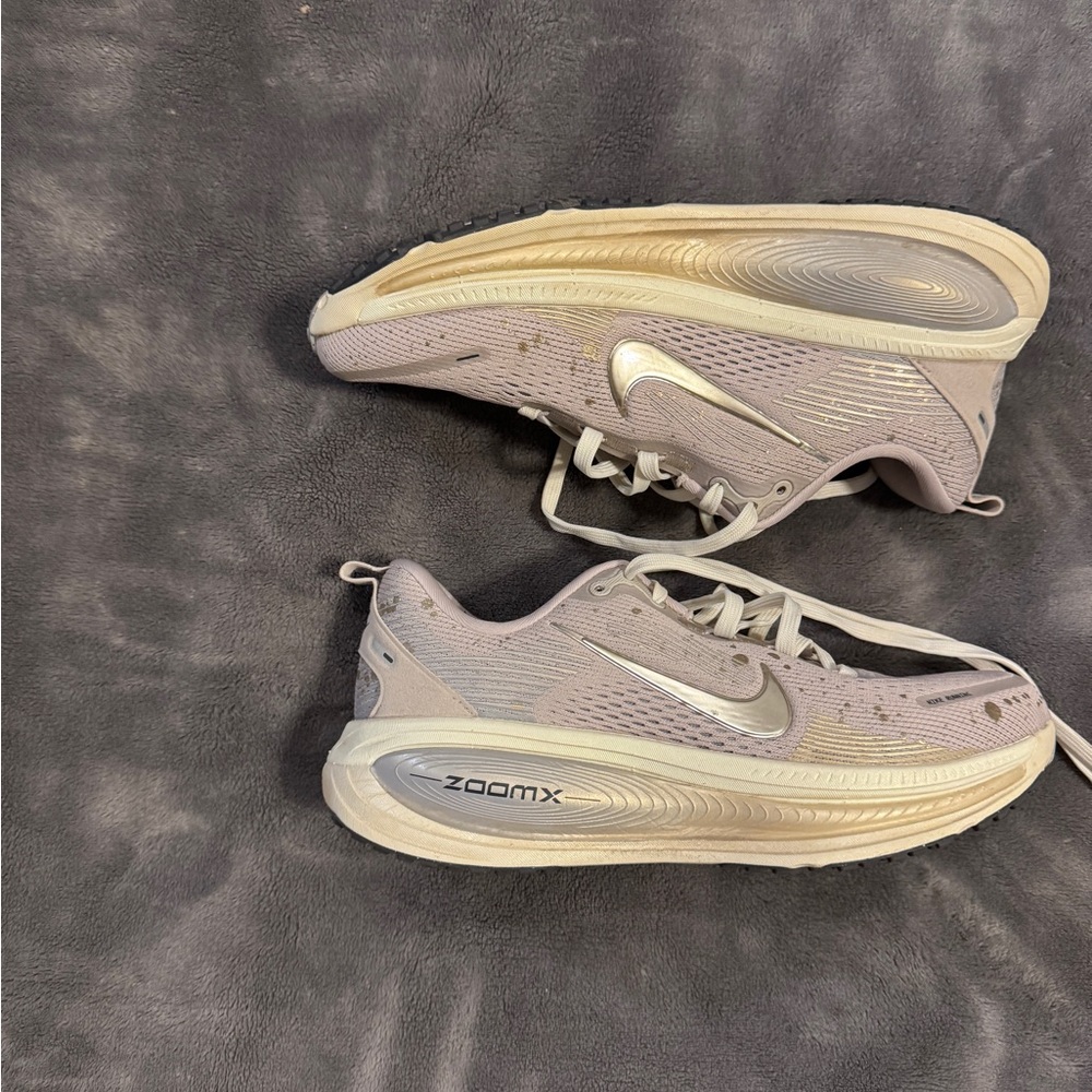 NIKE WOMEN' VOMERO 18 RUNNING SNEAKERS